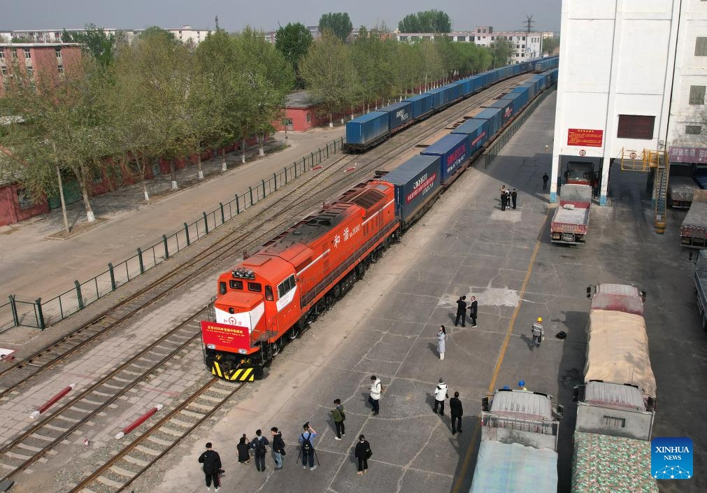 An aerial drone photo shows a China-Europe freight train bound for Moscow of Russia waiting for departure at a logistics center in Beijing, capital of China, April 16, 2025. Beijing on Wednesday sent its first China-Europe freight train in 2025. It is estimated that the train will cover a distance of about 9000 kilometers in 16 days. (Photo: Xinhua)