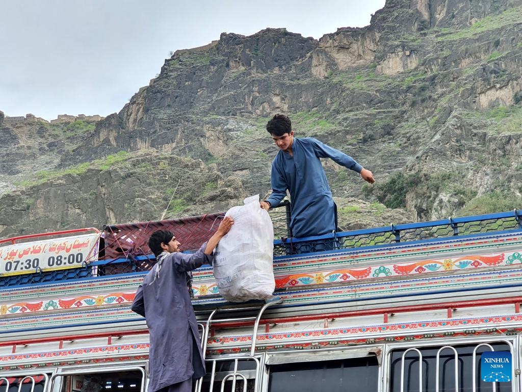 Afghan refugees unload their belongings from a truck at the Torkham border crossing in Nangarhar province, Pakistan, on April 16, 2025. (Photo: Xinhua)