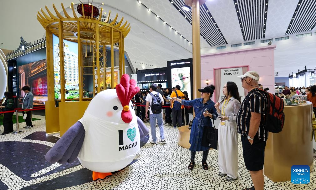 People visit the Fashion Lifestyle exhibition area of the 5th China International Consumer Products Expo (CICPE) in Haikou, south China's Hainan Province, April 17, 2025. The 5th CICPE opened its door to general public on Thursday, showcasing goods and services across sectors such as technology, healthcare, culture, tourism, and sports. (Photo: Xinhua)