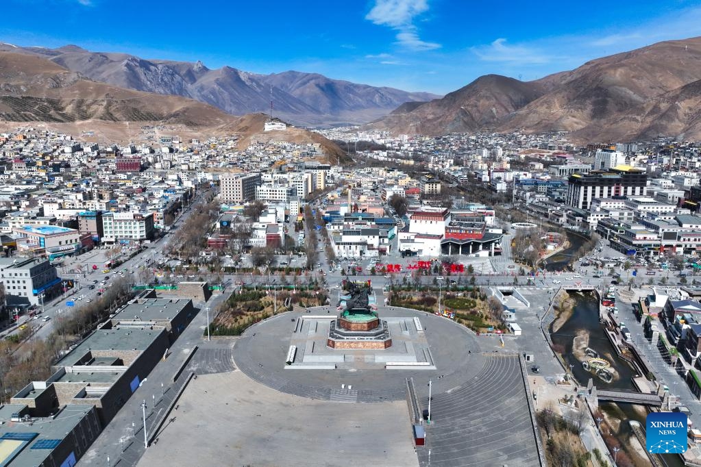 An aerial drone photo taken on April 10, 2025 shows the Gesar square in Yushu City of Yushu Tibetan Autonomous Prefecture, northwest China's Qinghai Province. From a bird's eye view, the densely built houses of Yushu City nestle in mountain valleys, while the Batang River meanders through the city like a jade belt. The cityscape of Yushu presents a distinct sense compared to the traditionally perceived cold and arid highland cities. It resembles a city of water with the rich waterways of the Yangtze River source enveloping the main urban area in lush wetlands. (Photo: Xinhua)