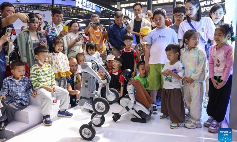 People watch a robot show at the 5th China International Consumer Products Expo (CICPE) in Haikou, south China's Hainan Province, April 17, 2025. The 5th CICPE opened its door to general public on Thursday, showcasing goods and services across sectors such as technology, healthcare, culture, tourism, and sports. (Photo: Xinhua)