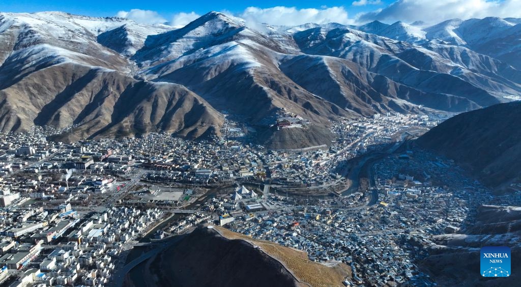 An aerial drone photo taken on April 6, 2025 shows a view of Yushu City of Yushu Tibetan Autonomous Prefecture, northwest China's Qinghai Province. From a bird's eye view, the densely built houses of Yushu City nestle in mountain valleys, while the Batang River meanders through the city like a jade belt. The cityscape of Yushu presents a distinct sense compared to the traditionally perceived cold and arid highland cities. It resembles a city of water with the rich waterways of the Yangtze River source enveloping the main urban area in lush wetlands. (Photo: Xinhua)