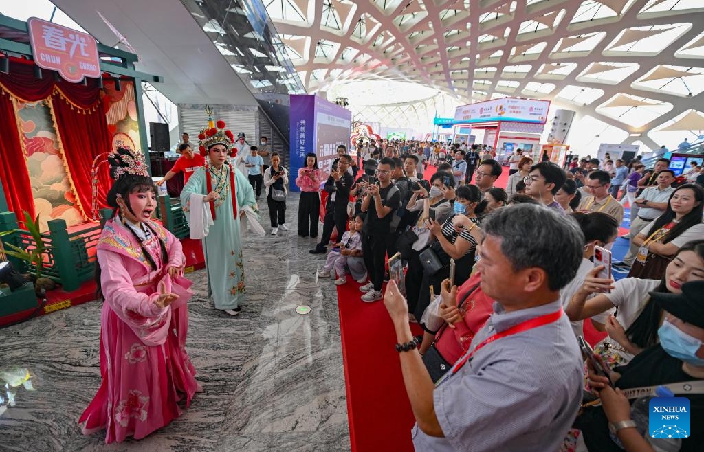 Visitors watch a Qiong Opera performance at the 5th China International Consumer Products Expo (CICPE) in Haikou, south China's Hainan Province, April 17, 2025. The 5th CICPE opened its door to general public on Thursday, showcasing goods and services across sectors such as technology, healthcare, culture, tourism, and sports. (Photo: Xinhua)