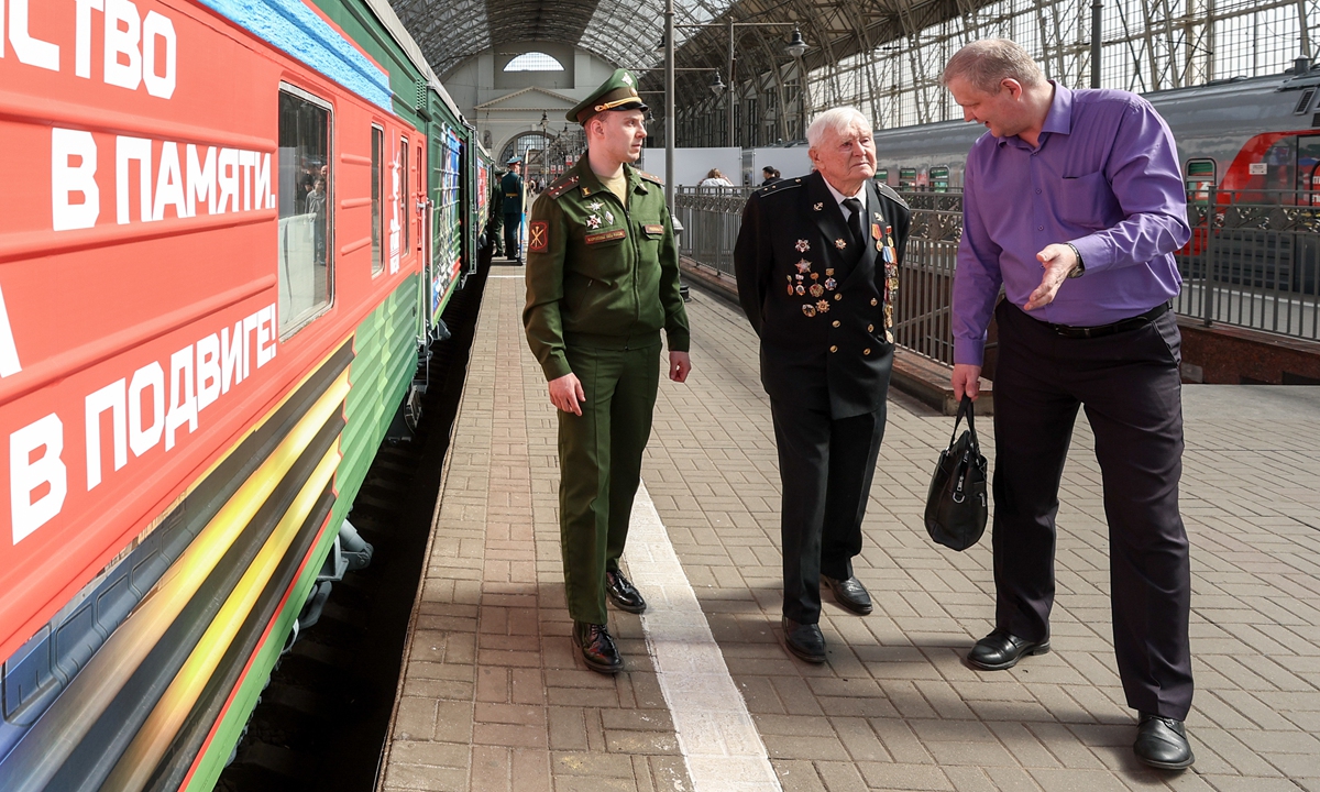A Russian Army serviceman and a war veteran stand on platform next to a Victory Train carrying a mobile exhibition themed on the Soviet Union's Great Patriotic War, at Kievsky Station, Moscow, on April 19, 2025. Photo: VCG