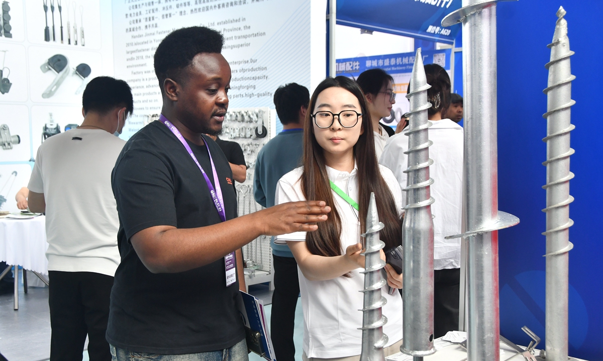 A foreign buyer examines fastener products at the 2025 China Yongnian International Fastener Industry Expo on Monday in Handan, North China’s Hebei Province. The event attracted over 200 fastener companies and international purchasers. Photo: VCG