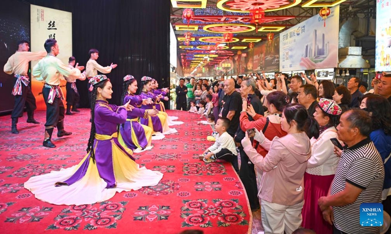 Artists from Hotan cultural troupe stage a performance at the night market in Hotan, northwest China's Xinjiang Uygur Autonomous Region, April 15, 2025. The Hotan night market in Xinjiang, which integrates food, entertainment, and cultural features, is a popular destination for tourists. The Hotan cultural troupe holds artistic performances all year round at the night market to enhance the cultural life and tourism experience of local residents and visitors. (Photo: Xinhua)