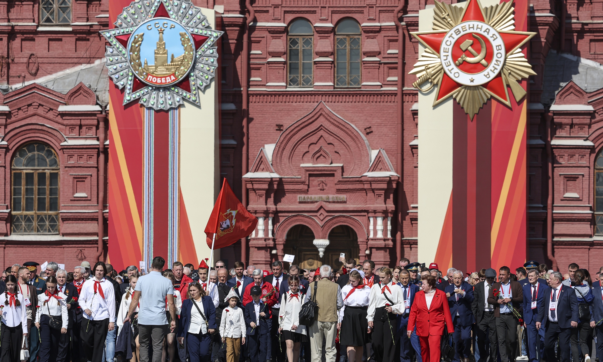 Supporters of the Russian Communist Party visit Vladimir Lenin's Mausoleum in Red Square on April 22, 2025 in Moscow, Russia on the 155th anniversary of Lenin's birth. Photo: IC 