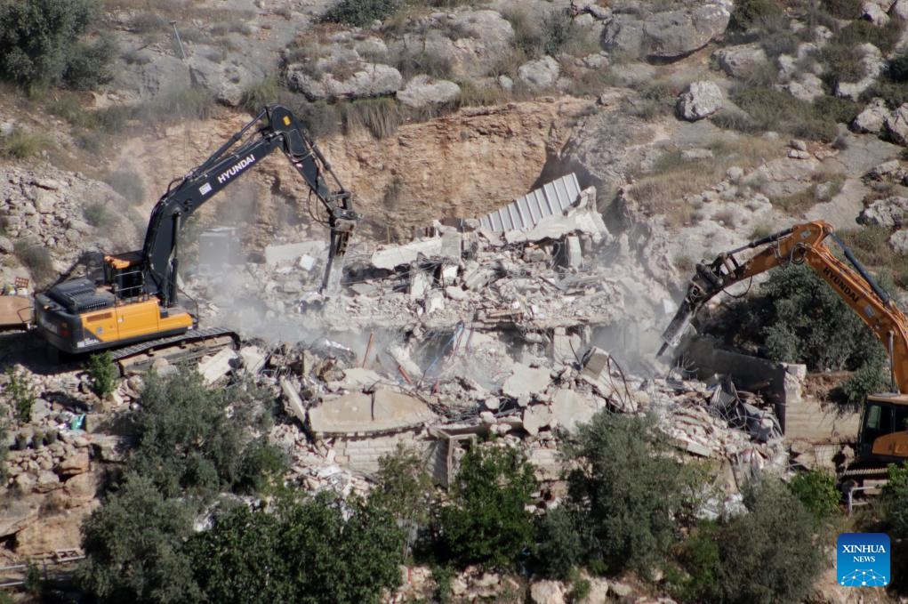Israeli excavators demolish a Palestinian house in the town of Ni'lin, west of the West Bank city of Ramallah, on April 21, 2025. (Photo: Xinhua)