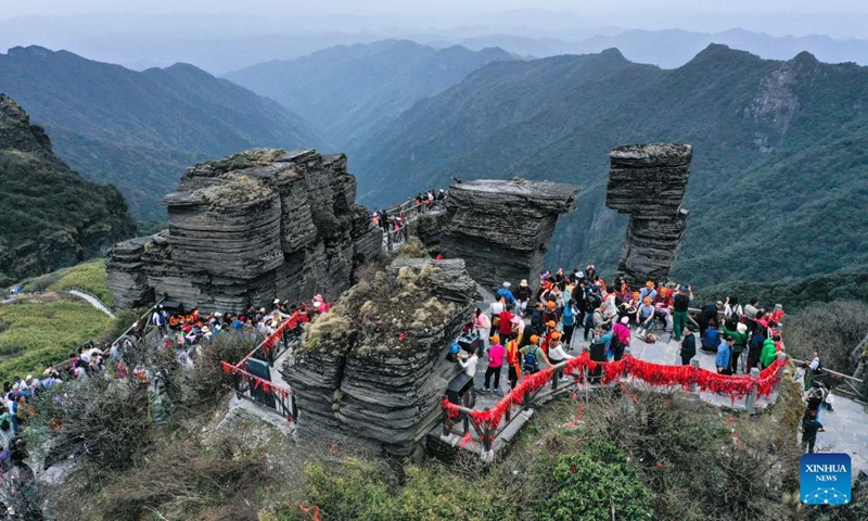 An aerial drone photo taken on April 15, 2025 shows tourists enjoying the scenery on Mount Fanjing in Tongren City, southwest China's Guizhou Province. Mount Fanjing is a World Heritage Site that covers an area of 775 square kilometers. It not only provides an important glimpse into geological evolution in southern China but also serves as an ecological security barrier in the middle and upper reaches of the Yangtze River. (Photo: Xinhua)