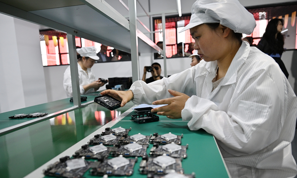 Workers assemble intelligent cloud boxes at a smart factory in Chengdu, Southwest China's Sichuan Province on April 23, 2025. The factory, driven by edge computing and artificial intelligence, plans to produce 1.5 million intelligent terminals in 2025, with products sold to overseas markets including ASEAN. Photo: cnsphoto