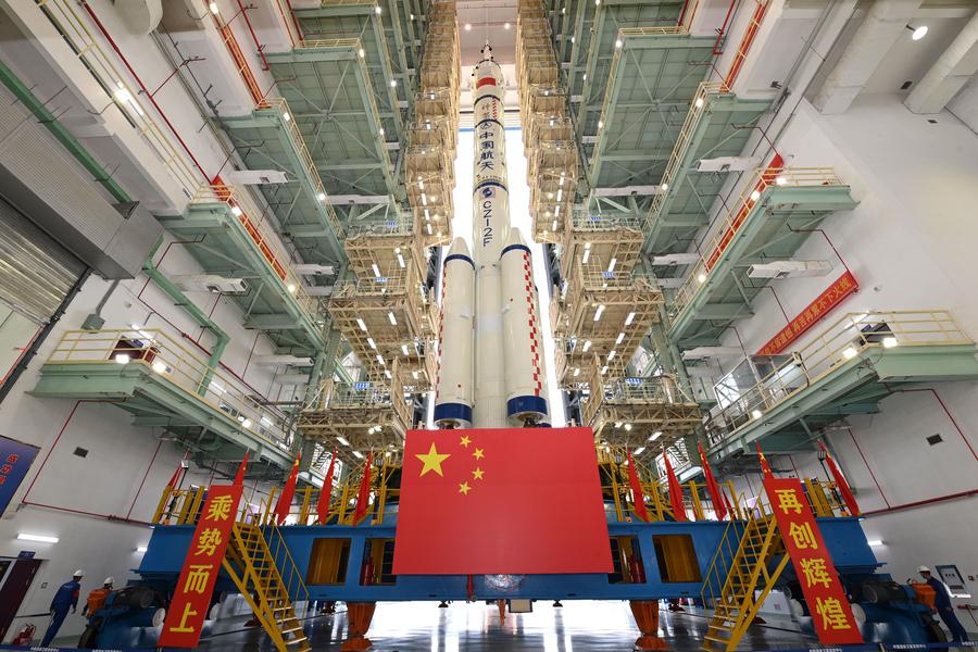 This photo taken on April 16, 2025 shows the combination of the Shenzhou-20 crewed spaceship and a Long March-2F carrier rocket preparing to be transferred to the launching area. The combination of the Shenzhou-20 crewed spaceship and a Long March-2F carrier rocket has been transferred to the launching area, the China Manned Space Agency (CMSA) said on Wednesday. (Photo: Xinhua)