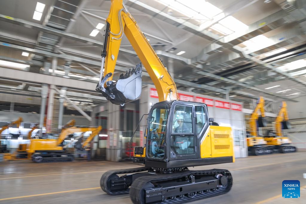 A staff member conducts performance test on an excavator at an equipment manufacturing company in southwest China's Chongqing Municipality, April 21, 2025. Launched in 2017, the New International Land-Sea Trade Corridor is a trade and logistics passage jointly built by provincial-level regions in western China and ASEAN members. (Photo: Xinhua)