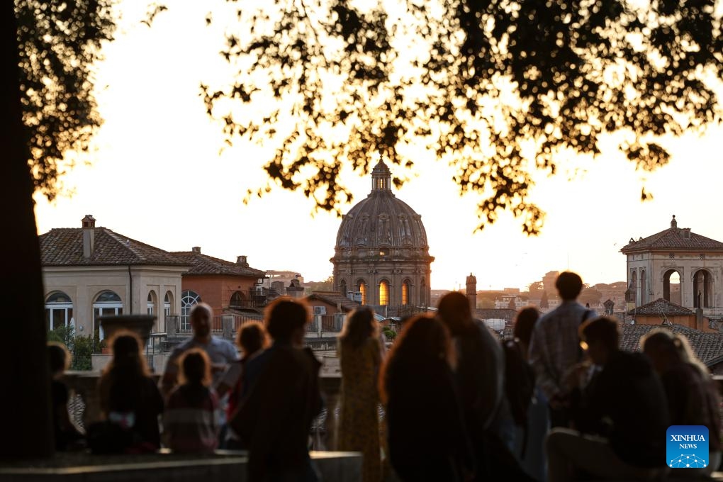 People watch the sunset in Rome, Italy, during the Easter holiday on April 21, 2025. (Photo: Xinhua)