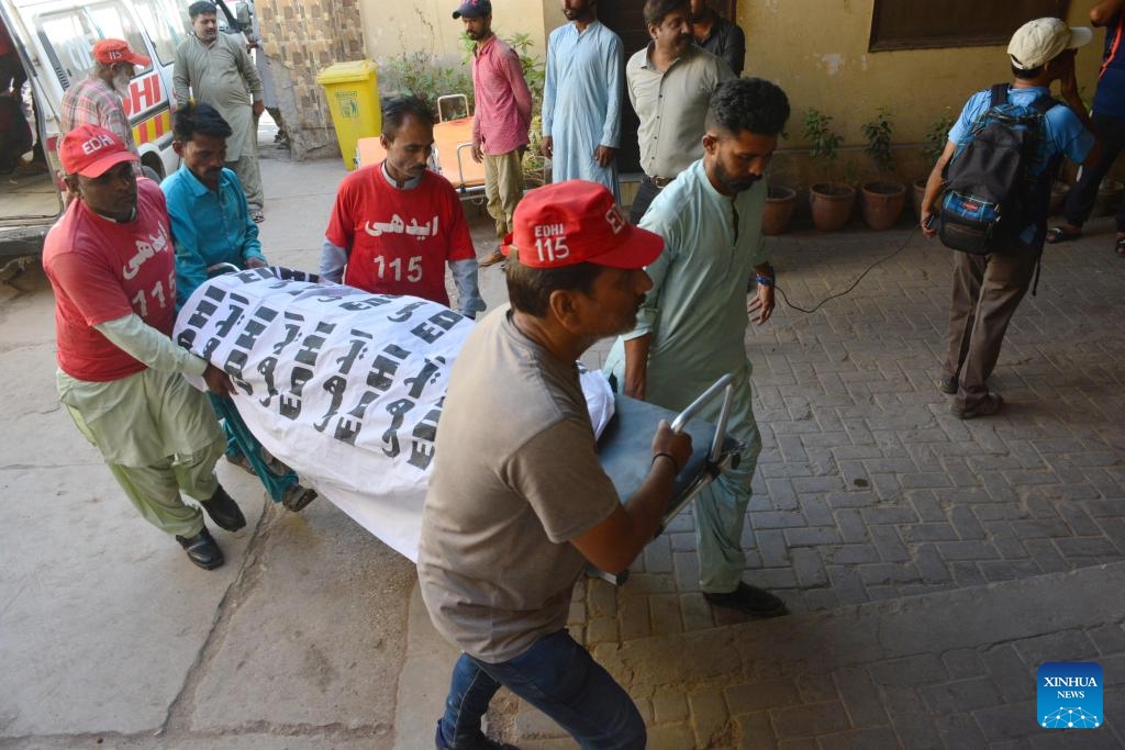 Rescuers carry the body of a victim in a road accident to a hospital in the Jamshoro district in Pakistan's southern Sindh province, April 22, 2025. At least 13 people were killed and 20 others injured in a road accident in Pakistan's southern Sindh province on Monday night, local authorities confirmed Tuesday. The incident occurred in the Jamshoro district, where a passenger van carrying more than 30 people veered off the road and plunged into a ravine, according to local police sources. (Photo: Xinhua)