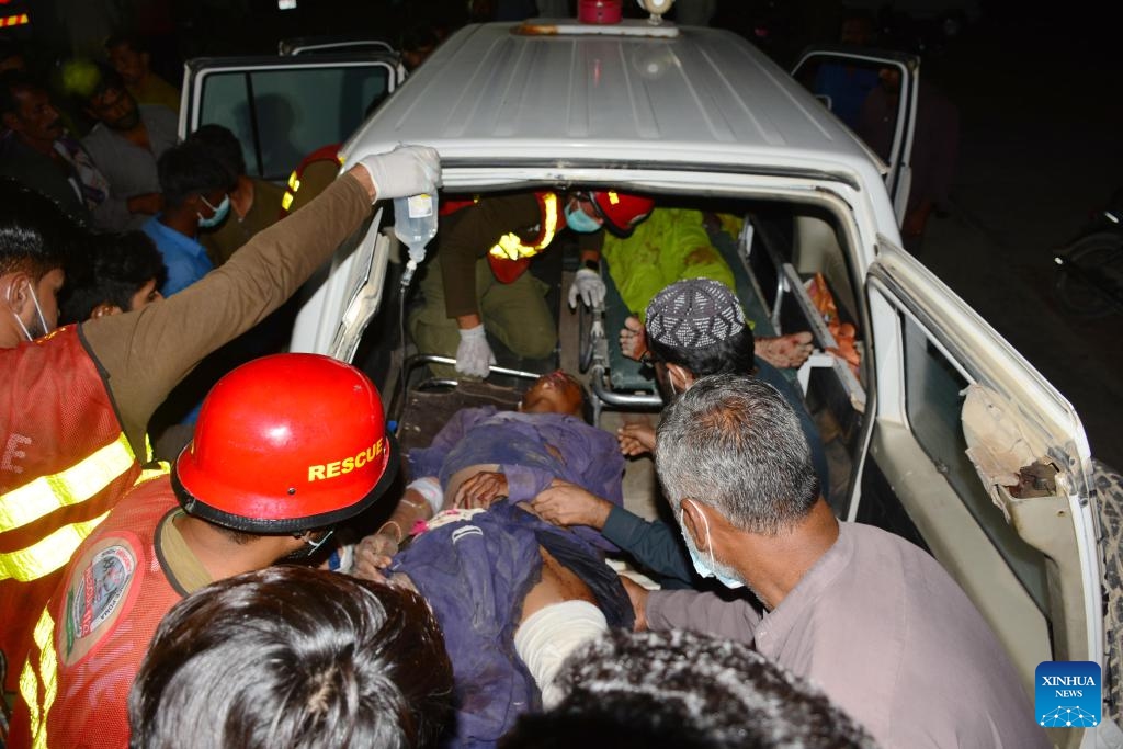 Rescuers prepare to transfer the injured in a road accident to hospital in the Jamshoro district in Pakistan's southern Sindh province, April 22, 2025. At least 13 people were killed and 20 others injured in a road accident in Pakistan's southern Sindh province on Monday night, local authorities confirmed Tuesday. The incident occurred in the Jamshoro district, where a passenger van carrying more than 30 people veered off the road and plunged into a ravine, according to local police sources. (Photo: Xinhua)