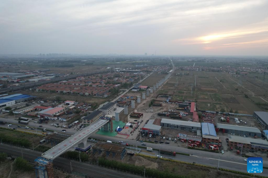 An aerial drone photo taken on April 22, 2025 shows the construction site of a swivel bridge of Shijiazhuang-Hengshui-Cangzhou-Huanghua Port intercity railway in Yaoguantun Township of Cangxian County, north China's Hebei Province. A swivel bridge of Shijiazhuang-Hengshui-Cangzhou-Huanghua Port intercity railway above Beijing-Shanghai High-speed Railway was successfully rotated to the targeted position on Tuesday. Located in Yaoguantun Township of Cangxian County, the bridge is a key project of the whole line. (Photo: Xinhua)
