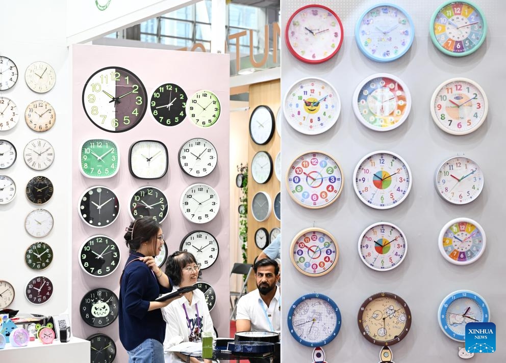 Overseas buyers talk at a clock area during the 137th China Import and Export Fair in Guangzhou, south China's Guangdong Province, April 23, 2025. The second phase of the 137th China Import and Export Fair, also known as Canton Fair, focusing on quality home furnishings, opened on Wednesday with more than 10,000 exhibiting companies. (Photo: Xinhua)