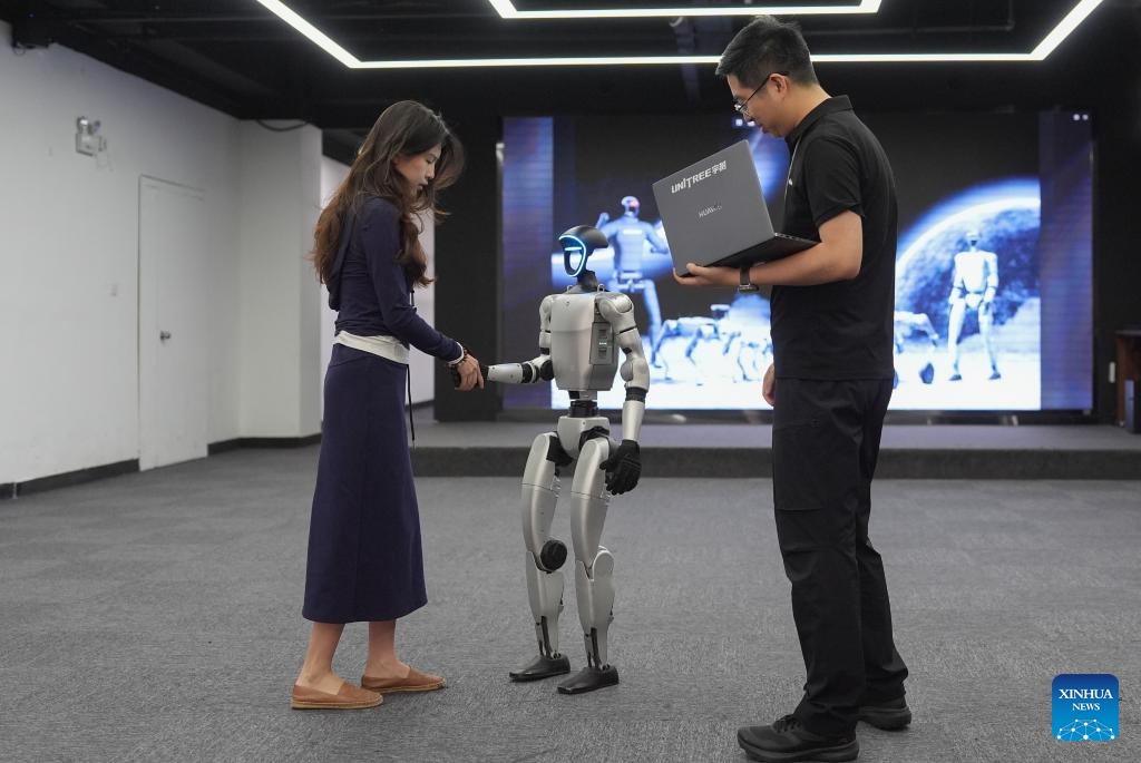 A Unitree G1 humanoid robot shows a handshake action at an exhibition hall of Unitree Robotics in Hangzhou, east China's Zhejiang Province, April 23, 2025. The Unitree G1 humanoid robot demonstrated a series of newly updated actions Wednesday in Hangzhou. (Photo: Xinhua)