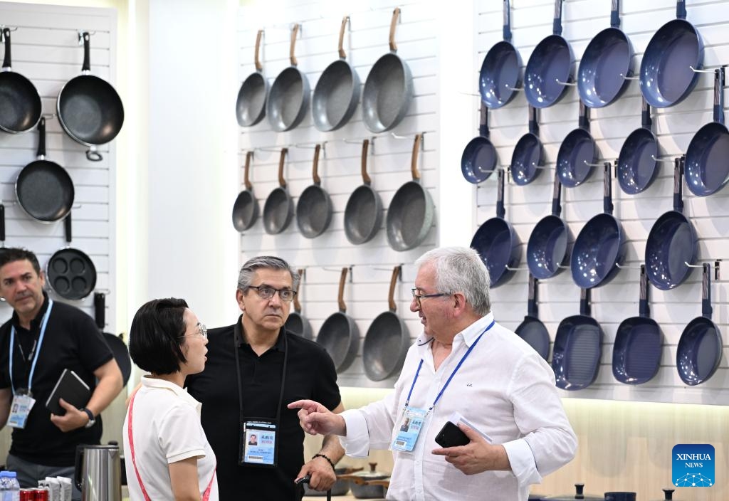 Overseas buyers talk at a kitchenware area during the 137th China Import and Export Fair in Guangzhou, south China's Guangdong Province, April 23, 2025. The second phase of the 137th China Import and Export Fair, also known as Canton Fair, focusing on quality home furnishings, opened on Wednesday with more than 10,000 exhibiting companies. (Photo: Xinhua)