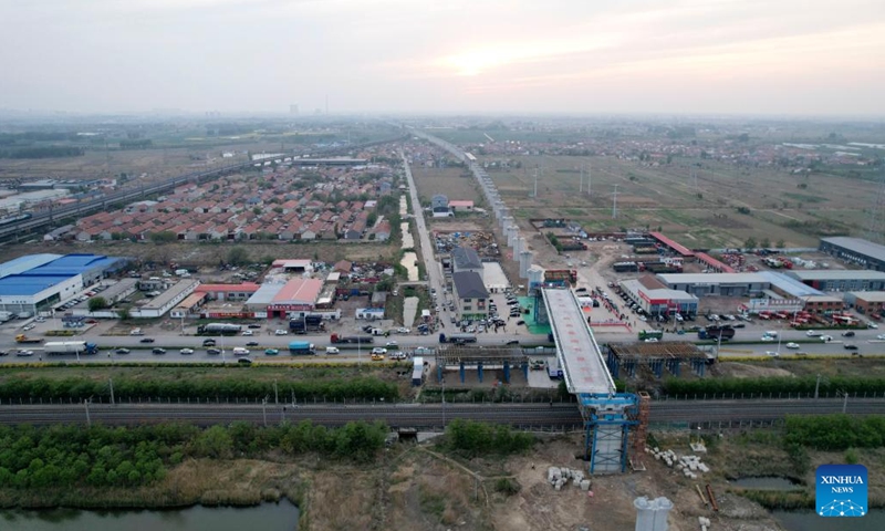 An aerial drone photo taken on April 22, 2025 shows the construction site of a swivel bridge of Shijiazhuang-Hengshui-Cangzhou-Huanghua Port intercity railway in Yaoguantun Township of Cangxian County, north China's Hebei Province. A swivel bridge of Shijiazhuang-Hengshui-Cangzhou-Huanghua Port intercity railway above Beijing-Shanghai High-speed Railway was successfully rotated to the targeted position on Tuesday. Located in Yaoguantun Township of Cangxian County, the bridge is a key project of the whole line. (Photo: Xinhua)
