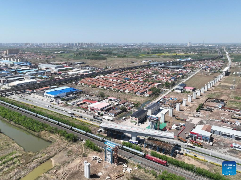 An aerial drone photo taken on April 22, 2025 shows the construction site of a swivel bridge of Shijiazhuang-Hengshui-Cangzhou-Huanghua Port intercity railway in Yaoguantun Township of Cangxian County, north China's Hebei Province. A swivel bridge of Shijiazhuang-Hengshui-Cangzhou-Huanghua Port intercity railway above Beijing-Shanghai High-speed Railway was successfully rotated to the targeted position on Tuesday. Located in Yaoguantun Township of Cangxian County, the bridge is a key project of the whole line. (Photo: Xinhua)