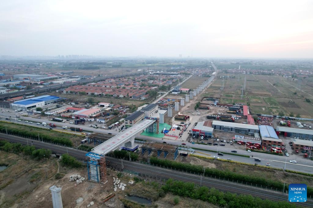 An aerial drone photo taken on April 22, 2025 shows the construction site of a swivel bridge of Shijiazhuang-Hengshui-Cangzhou-Huanghua Port intercity railway in Yaoguantun Township of Cangxian County, north China's Hebei Province. A swivel bridge of Shijiazhuang-Hengshui-Cangzhou-Huanghua Port intercity railway above Beijing-Shanghai High-speed Railway was successfully rotated to the targeted position on Tuesday. Located in Yaoguantun Township of Cangxian County, the bridge is a key project of the whole line. (Photo: Xinhua)