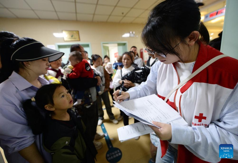 A Red Cross volunteer (R) registers information at a hospital in Bouyei-Miao Autonomous Prefecture of Qianxinan, southwest China's Guizhou Province, April 24, 2025. Recently, a congenital heart disease (CHD) screening program has been carried out in Guizhou Province. Children who are screened in accordance with surgical indications can receive free surgical treatment. The screening program, launched by the Chinese Red Cross Foundation, has supported nearly 10,000 children born with the CHD by offering them free surgeries. (Photo: Xinhua)