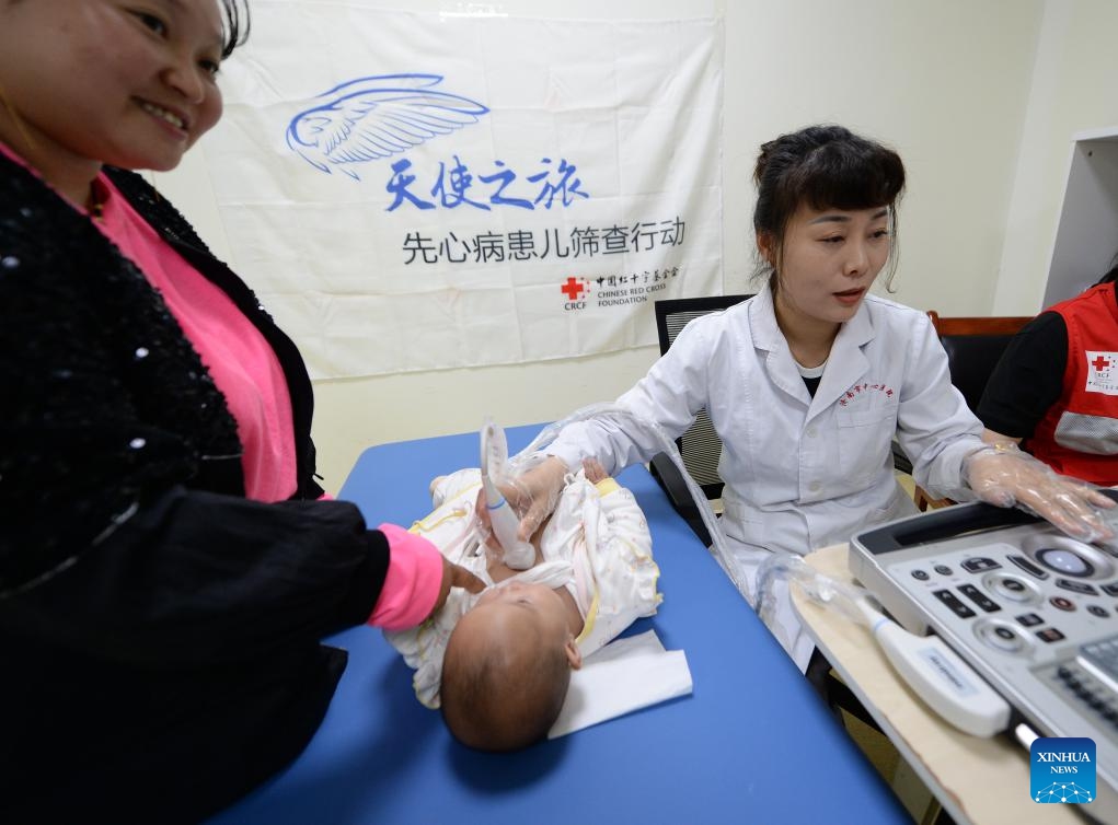 A medical expert examines an infant at a hospital in Qingzhen City, southwest China's Guizhou Province, April 23, 2025. Recently, a congenital heart disease (CHD) screening program has been carried out in Guizhou Province. Children who are screened in accordance with surgical indications can receive free surgical treatment. The screening program, launched by the Chinese Red Cross Foundation, has supported nearly 10,000 children born with the CHD by offering them free surgeries. (Photo: Xinhua)