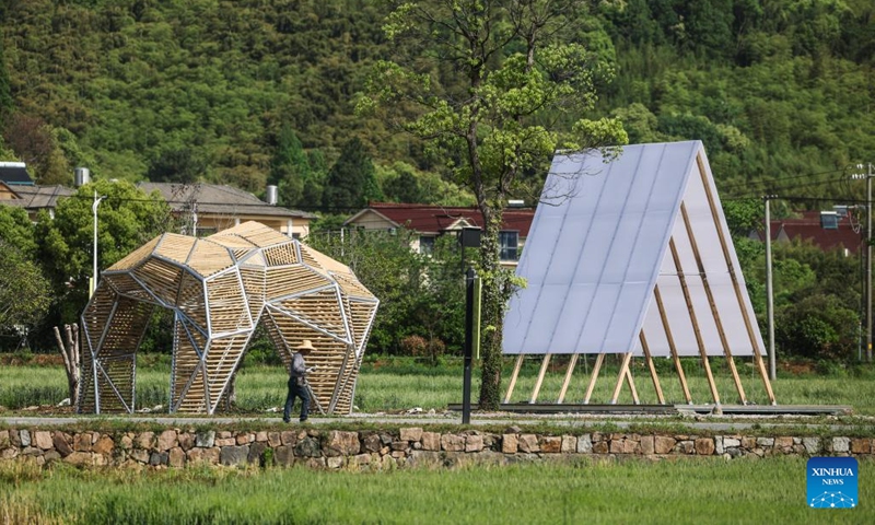 This photo taken on April 25, 2025 shows art works displayed in the fields in Donglin Town, Huzhou City of east China's Zhejiang Province. A land art event kicked off in the wheat fields in Donglin Town on Friday. Teachers and students from many Chinese fine arts academies formed the core creative team, producing 42 land art pieces here. (Photo: Xinhua)