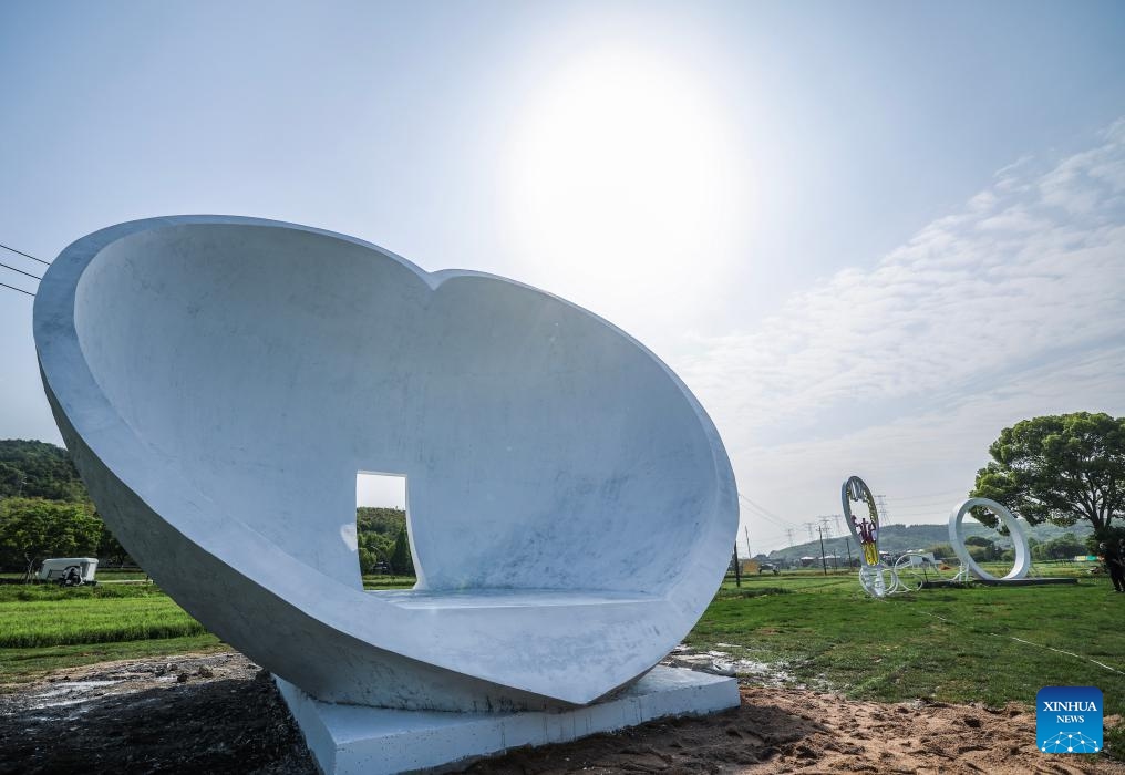 This photo taken on April 25, 2025 shows an art work displayed in the fields in Donglin Town, Huzhou City of east China's Zhejiang Province. A land art event kicked off in the wheat fields in Donglin Town on Friday. Teachers and students from many Chinese fine arts academies formed the core creative team, producing 42 land art pieces here. (Photo: Xinhua)