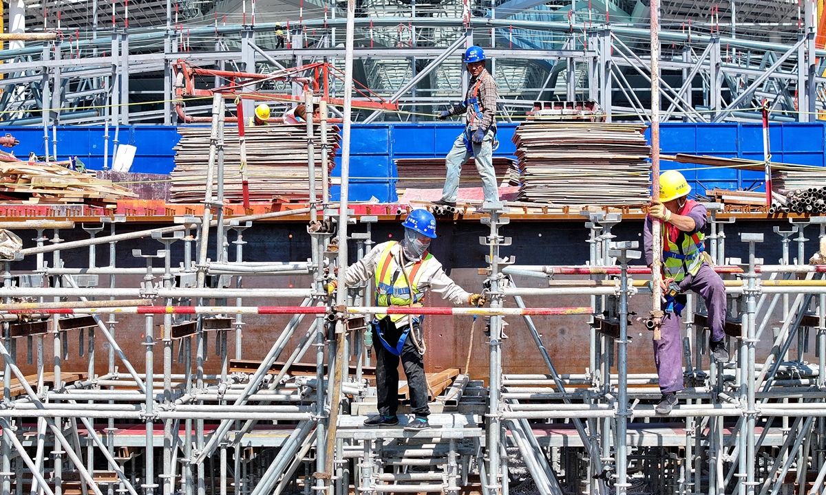 Workers work at a construction site of the new Hefeixi Railway Station in Hefei, East China's Anhui Province on April 26, 2025. The station, which is scheduled for operation at the end of this year, is one of the three major passenger stations in the Hefei railway hub. The total scale of the station includes eight platforms and 18 tracks, and the main structure of the west station building has already been completed. Photo: VCG