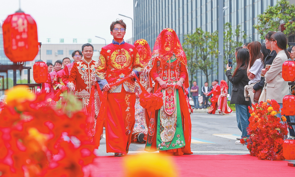 Sixteen couples tie the knot in a traditional Chinese group wedding ceremony on April 28, 2025 in Fuzhou, East China's Jiangxi Province. Dressed in traditional attire, they participated in time-honored rituals such as crossing the saddle horse. Through these customs, they celebrated their group wedding while advocating for 