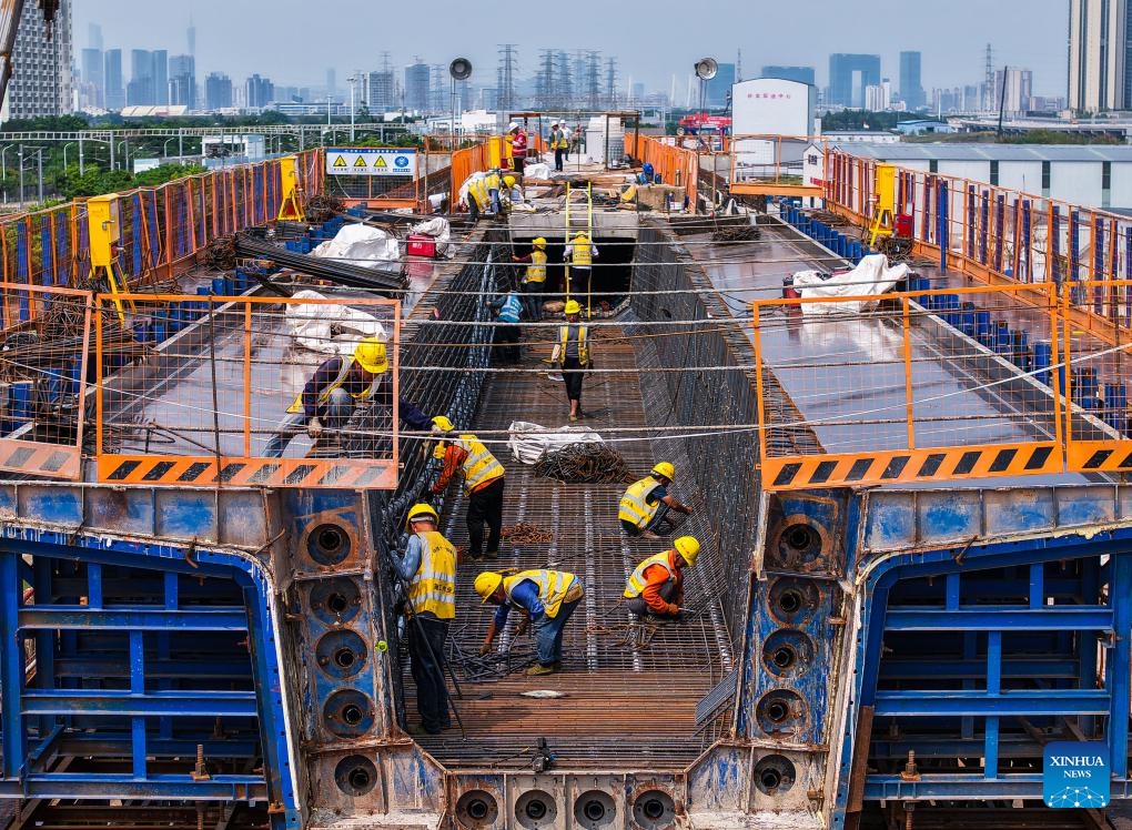 Staff members work at the construction site of a linking-up line connecting Guangzhou Railway Station and Guangzhou South Railway Station in Guangzhou, south China's Guangdong Province, April 28, 2025. The construction of the linking-up line connecting Guangzhou Railway Station and Guangzhou South Railway Station has recently been accelerated. The linking-up line will improve the transportation accessibility of the city after its completion. (Photo: Xinhua)