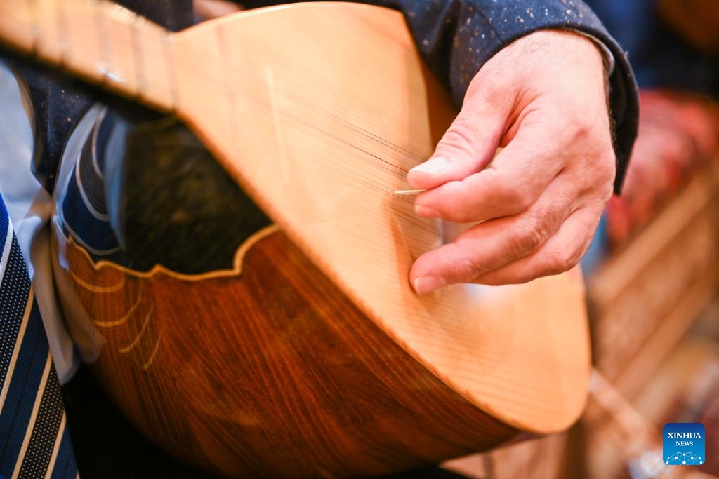 A minstrel performs at a restaurant in Erzurum, Türkiye, April 27, 2025. The minstrelsy tradition is a unique art form in Türkiye. Minstrels usually play the saz to accompany themselves, and perform by reciting poems, telling stories and improvising songs. (Photo: Xinhua)