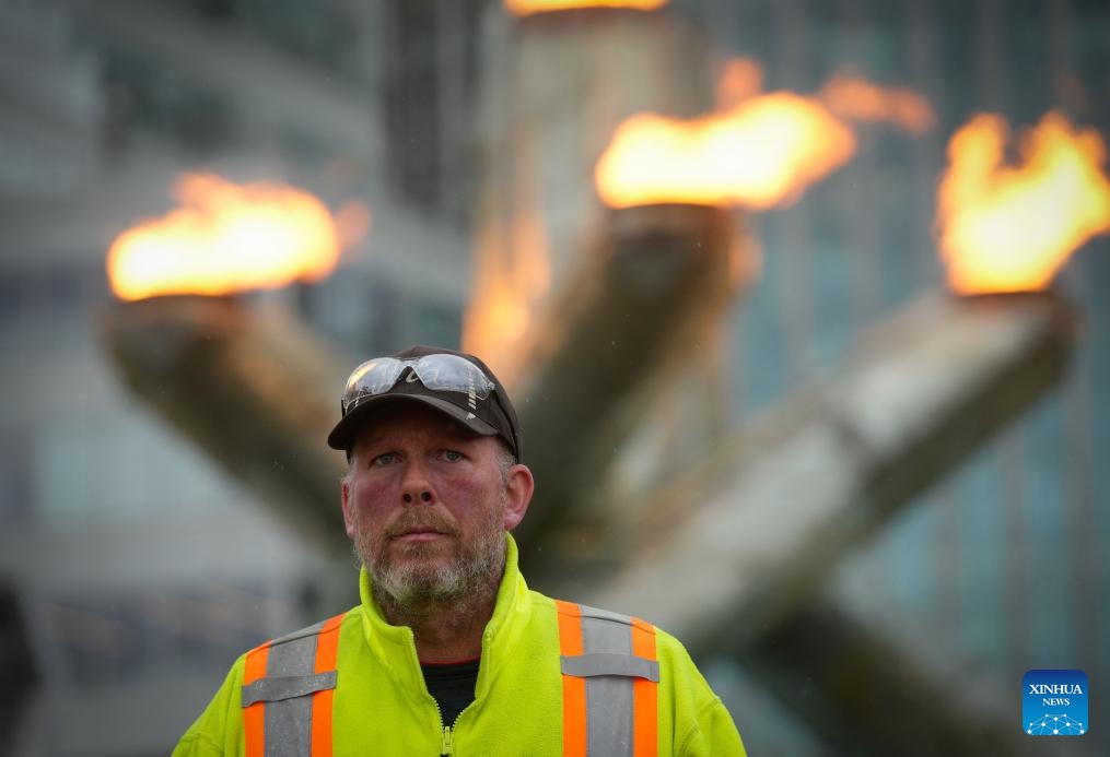 A man observes a moment of silence during the National Day of Mourning event in Vancouver, British Columbia, Canada, on April 28, 2025. The National Day of Mourning is observed annually in Canada on April 28 to commemorate people who have lost their lives, suffered injury or illness on the job, or experienced a work-related tragedy, and to raise awareness of health and safety in the workplace. (Photo: Xinhua)