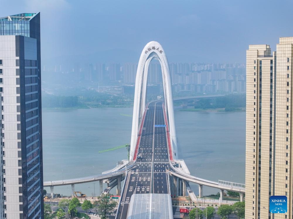 An aerial drone photo taken on April 28, 2025 shows a view of the Xinglianlu grand bridge in Changsha, central China's Hunan Province. The Xinglianlu grand bridge in Changsha started trial operation on Monday. The infrastructure spans a total length of 5.475 kilometers, with the main bridge over the Xiangjiang River measuring 4.96 kilometers. It features eight lanes for bi-directional traffic and serves as a vital east-west thoroughfare in the northern urban area of Changsha. The bridge is expected to significantly alleviate traffic congestion on the city's north second ring road. (Photo: Xinhua)