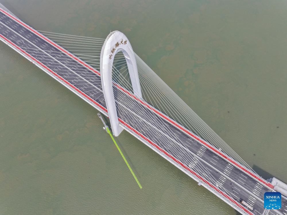 An aerial drone photo taken on April 28, 2025 shows a view of the Xinglianlu grand bridge in Changsha, central China's Hunan Province. The Xinglianlu grand bridge in Changsha started trial operation on Monday. The infrastructure spans a total length of 5.475 kilometers, with the main bridge over the Xiangjiang River measuring 4.96 kilometers. It features eight lanes for bi-directional traffic and serves as a vital east-west thoroughfare in the northern urban area of Changsha. The bridge is expected to significantly alleviate traffic congestion on the city's north second ring road. (Photo: Xinhua)
