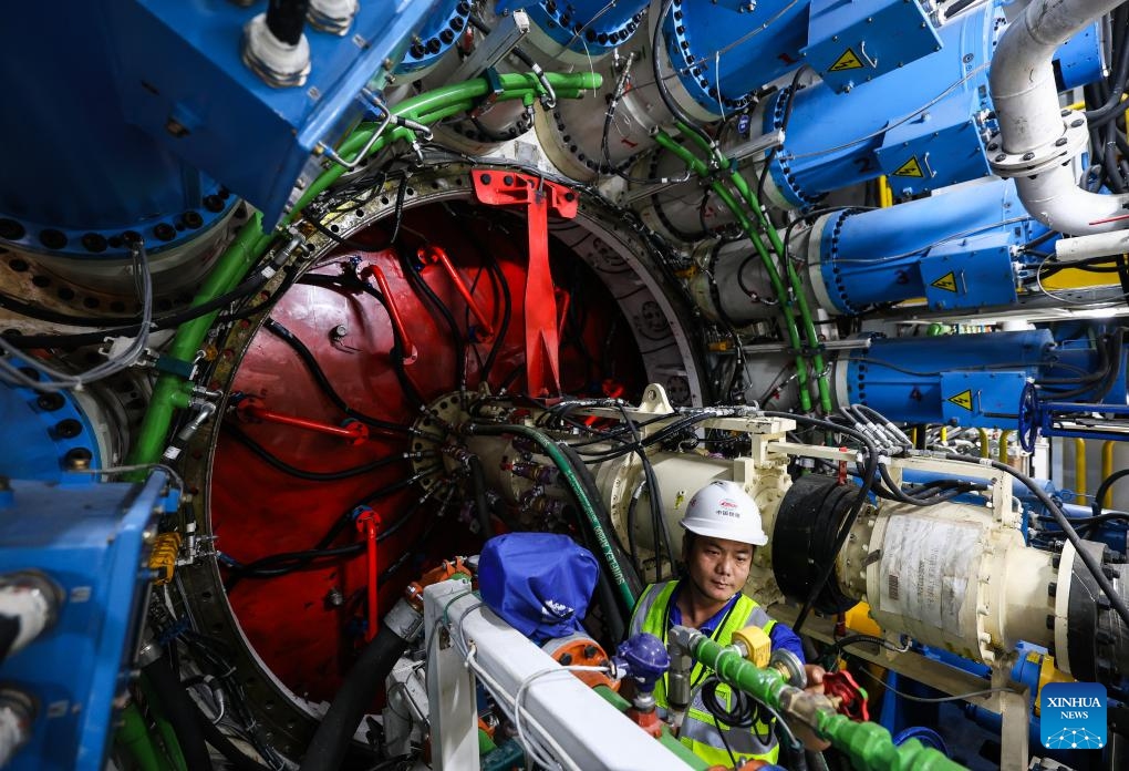 A technician conducts inspection before the starting of a giant shield tunneling machine at the construction site of a linking-up line connecting Guangzhou Railway Station and Guangzhou South Railway Station in Guangzhou, south China's Guangdong Province, April 28, 2025. The construction of the linking-up line connecting Guangzhou Railway Station and Guangzhou South Railway Station has recently been accelerated. The linking-up line will improve the transportation accessibility of the city after its completion. (Photo: Xinhua)