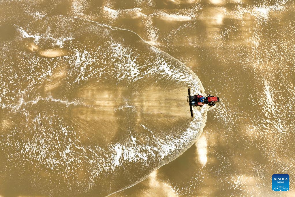 An aerial drone photo taken on April 27, 2025 shows a worker driving a machine in a salt flat of Tianjin Changlu Haijing Group Co., Ltd. in Tianjin, north China. In recent days, workers of Tianjin Changlu Haijing Group Co., Ltd. have been busy harvesting salt in its 250,000 mu (about 16,700 hectares) of salt flats. The spring harvest of salt usually starts from mid-to-late March to June, depending on the weather condition. (Photo: Xinhua)