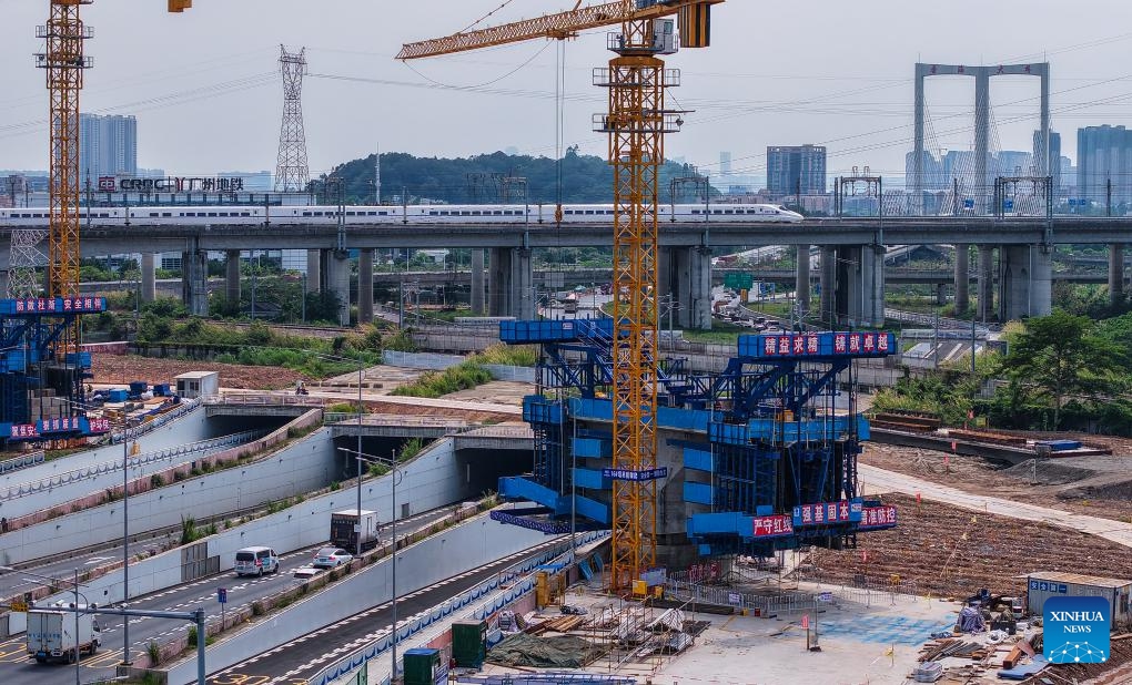 This photo taken on April 28, 2025 shows the construction site of a linking-up line connecting Guangzhou Railway Station and Guangzhou South Railway Station in Guangzhou, south China's Guangdong Province. The construction of the linking-up line connecting Guangzhou Railway Station and Guangzhou South Railway Station has recently been accelerated. The linking-up line will improve the transportation accessibility of the city after its completion. (Photo: Xinhua)