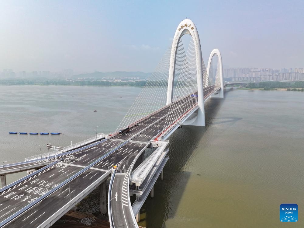 An aerial drone photo taken on April 28, 2025 shows a view of the Xinglianlu grand bridge in Changsha, central China's Hunan Province. The Xinglianlu grand bridge in Changsha started trial operation on Monday. The infrastructure spans a total length of 5.475 kilometers, with the main bridge over the Xiangjiang River measuring 4.96 kilometers. It features eight lanes for bi-directional traffic and serves as a vital east-west thoroughfare in the northern urban area of Changsha. The bridge is expected to significantly alleviate traffic congestion on the city's north second ring road. (Photo: Xinhua)
