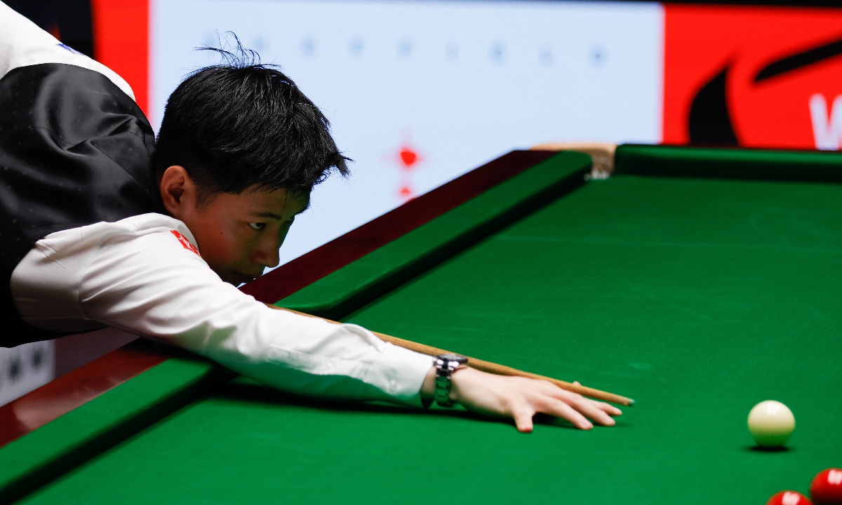 China's Zhao Xintong competes during the quarterfinals of the World Snooker Championship in Sheffield, UK, on April 29, 2025, against England's Chris Wakelin (not pictured). Zhao is the first amateur player to reach the quarterfinals in the tournament's history. Photo: VCG