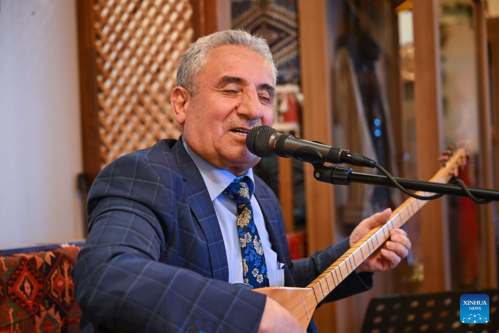 A minstrel performs at a restaurant in Erzurum, Türkiye, April 27, 2025. The minstrelsy tradition is a unique art form in Türkiye. Minstrels usually play the saz to accompany themselves, and perform by reciting poems, telling stories and improvising songs. (Photo: Xinhua)
