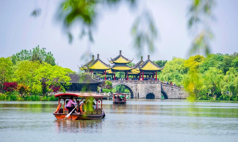 This photo taken on April 30, 2025 shows tourists visiting Slender West Lake scenic spot in Yangzhou, east China's Jiangsu Province. Visitor numbers at nationwide tourist attractions have risen as the May Day holiday approaches.
As one of the three longest holidays in China, the upcoming five-day holiday from May 1 to May 5 is expected to see a tourism boom. (Photo by Zhou Shegen/Xinhua)