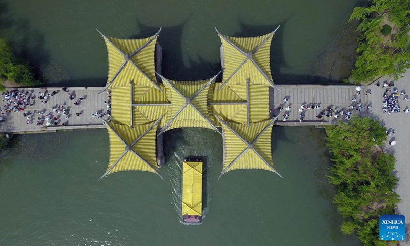 An aerial photo taken on April 30, 2025 shows tourists visiting Slender West Lake scenic spot in Yangzhou, east China's Jiangsu Province. Visitor numbers at nationwide tourist attractions have risen as the May Day holiday approaches.
As one of the three longest holidays in China, the upcoming five-day holiday from May 1 to May 5 is expected to see a tourism boom. (Photo by Meng Delong/Xinhua)