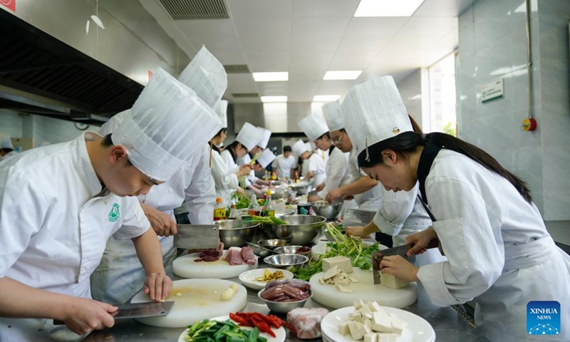 Students practice making Sichuan cuisine at Sichuan Tourism University in Chengdu, southwest China's Sichuan Province, April 24, 2025. (Xinhua/Xu Bingjie)