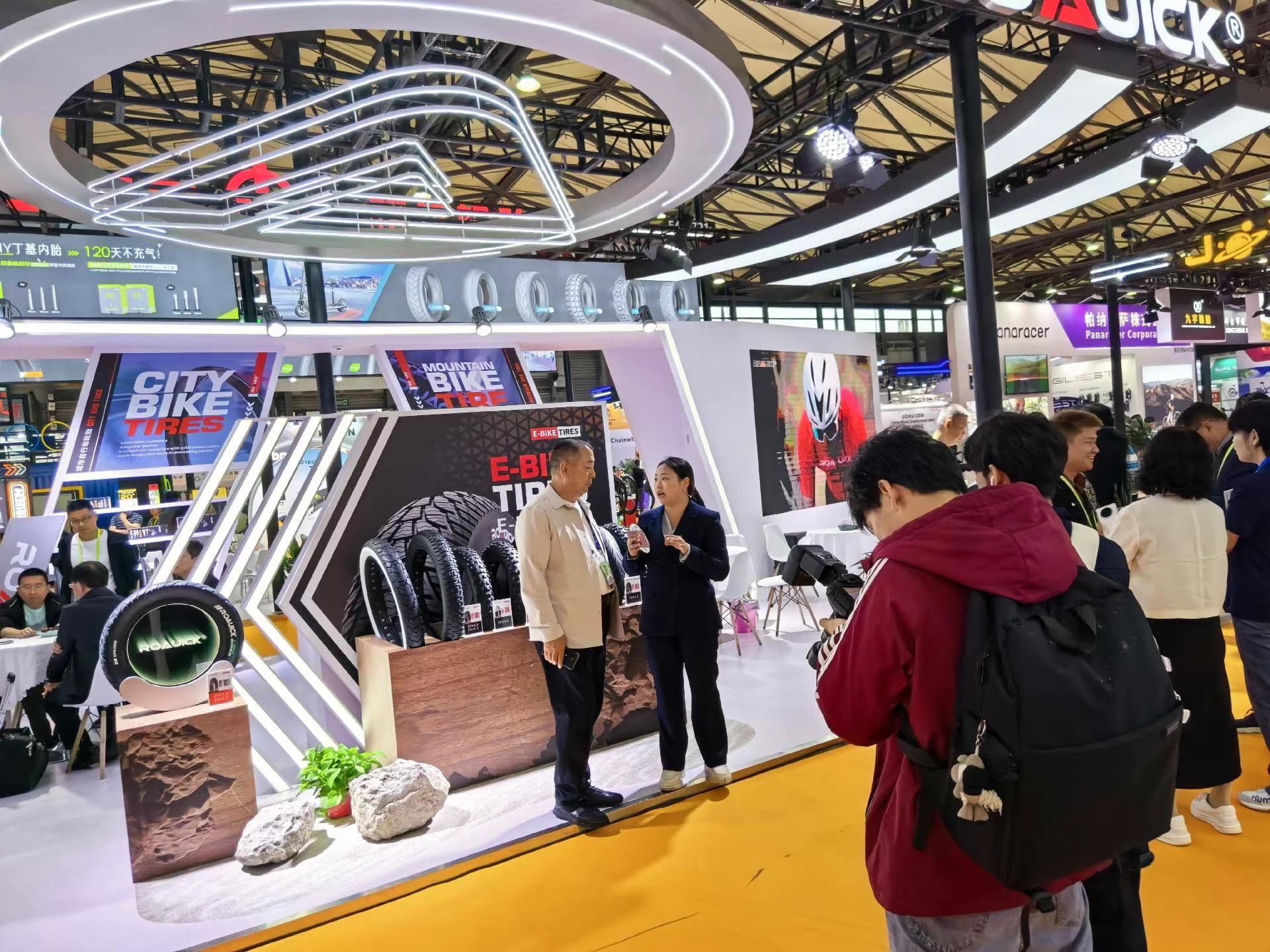 Visitors talk at the Hongyang tire company stall at the China Cycle 2025 in Shanghai on May 5, 2025. Photo: Liu Caiyu/GT