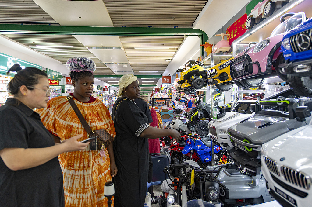 Foreign customers explore the bustling aisles of Yiwu International Trade Market in Yiwu, East China's Zhejiang Province on May 8, 2025. They were seen actively negotiating with merchants and purchasing goods. The busy scene in the world's small commodity capital again demonstrates its enduring vitality and competitiveness amid growing external uncertainty. Photo: VCG
