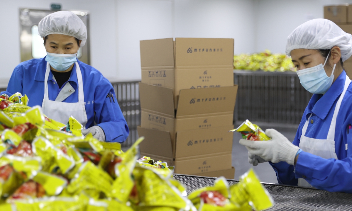 Workers check sealed rice dumplings at a food processing company in Yinchuan, Northwest China's Ningxia Hui Autonomous Region on May 6, 2025. With the Dragon Boat Festival approaching, rice dumplings are about to enter the peak sales season, and food production companies are busy producing rice dumplings to supply the festival market. Photo: VCG