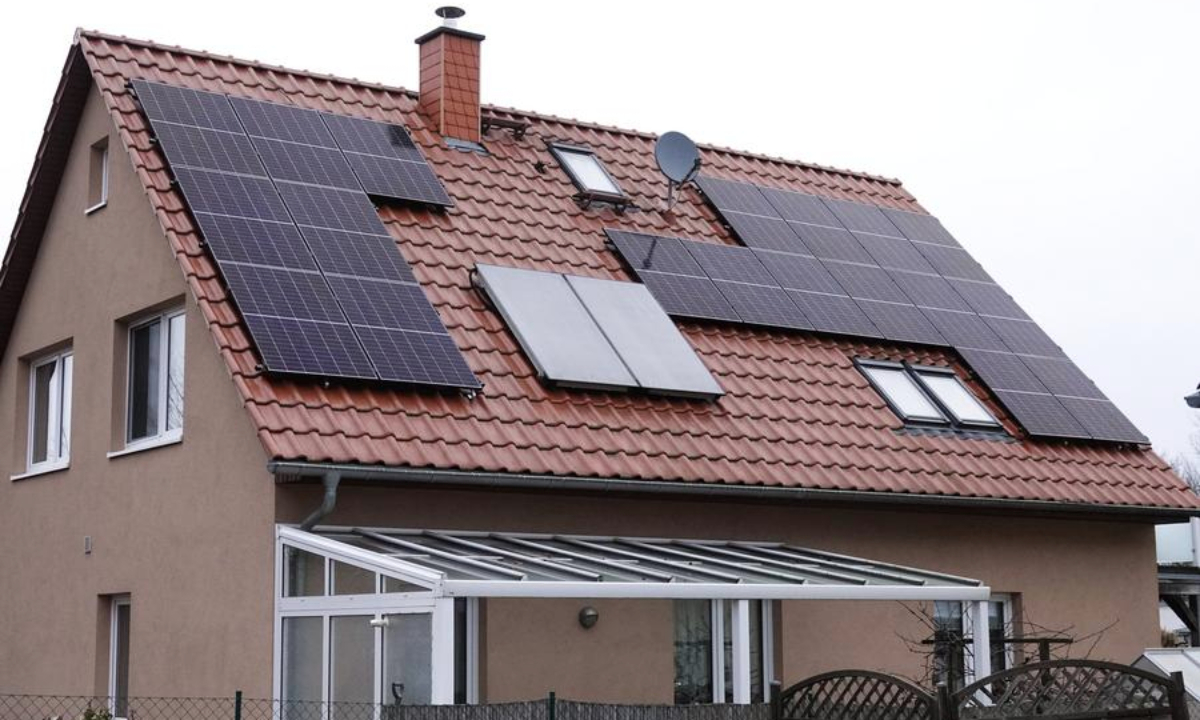 This photo taken on Jan. 4, 2024 shows solar panels installed on the roof of a residential house in Berlin, Germany.  (Xinhua/Ren Pengfei)